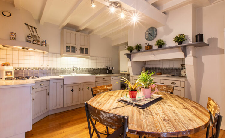 Maison avec commerces à pied 1