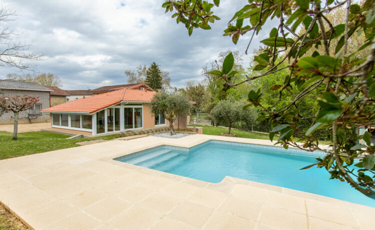 Maison T5 avec piscine et hangar 1