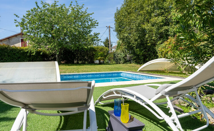 Maison familiale avec piscine, à deux pas des écoles