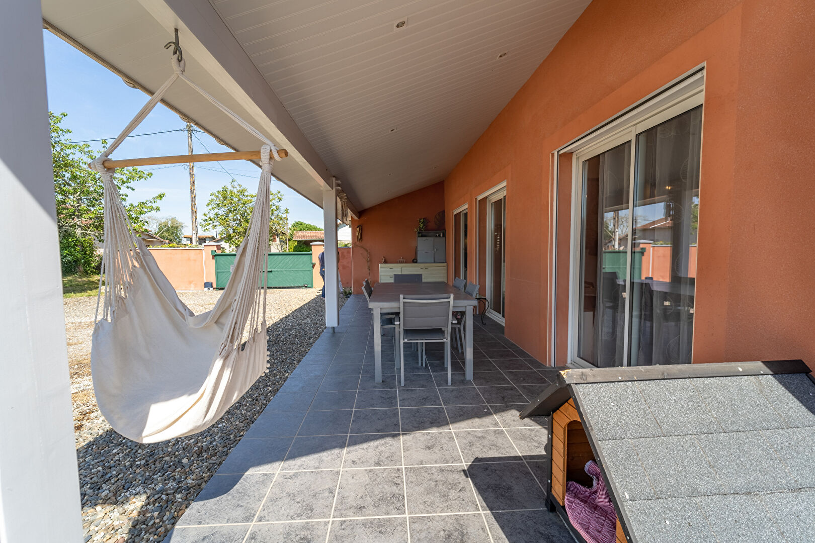 Maison familiale avec piscine, à deux pas des écoles