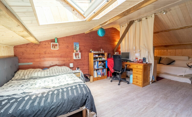 Maison familiale avec piscine, à deux pas des écoles