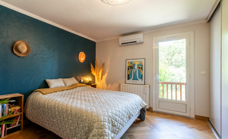 Maison rénovée avec commerces à pied