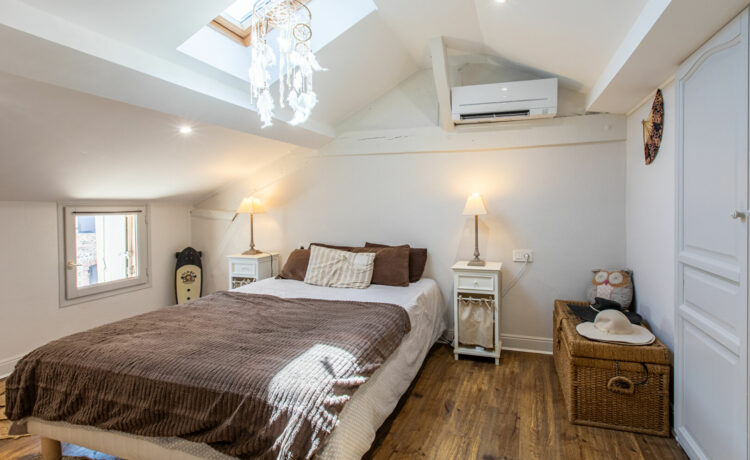 Maison rénovée avec commerces à pied