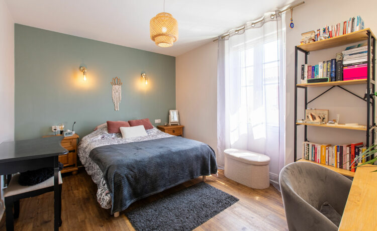Maison rénovée avec commerces à pied