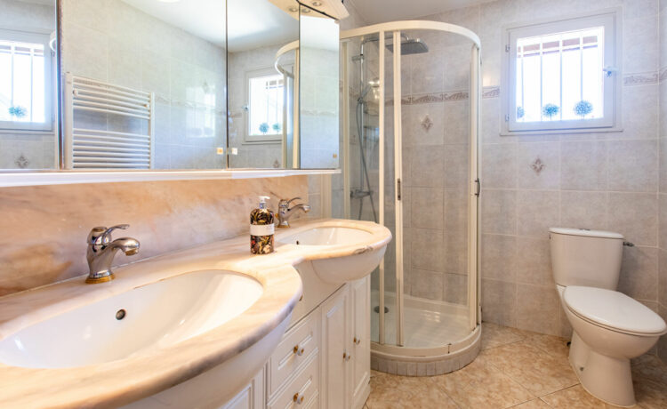 Maison rénovée avec commerces à pied