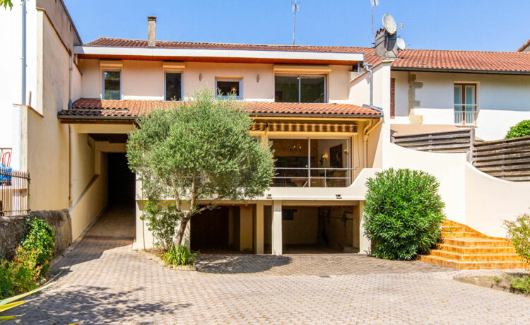 MAISON DE CHARME AVEC JARDIN ET GARAGE 1