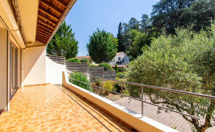 MAISON DE CHARME AVEC JARDIN ET GARAGE