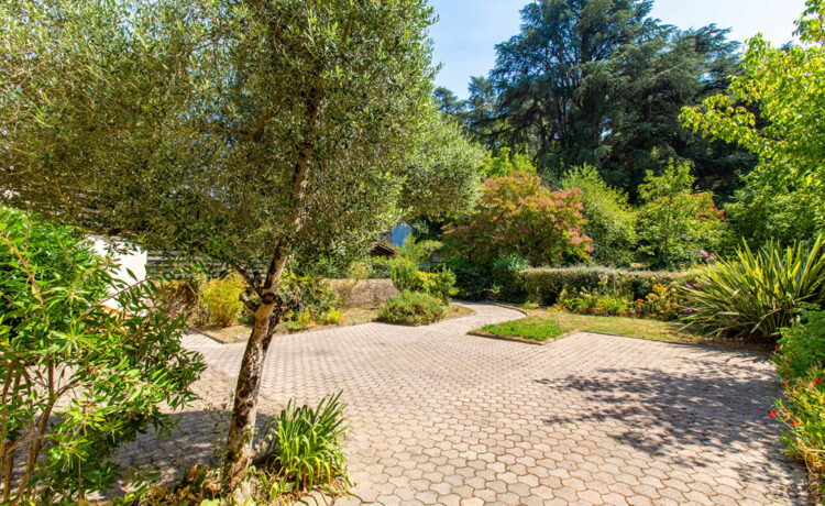 MAISON DE CHARME AVEC JARDIN ET GARAGE