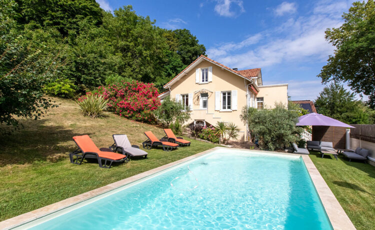 Maison années 30 rénovée avec jardin et piscine 1