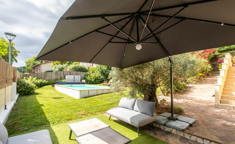 Maison années 30 rénovée avec jardin et piscine 2